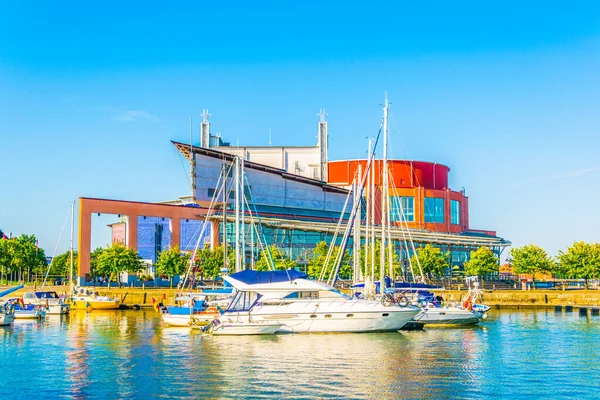 İsveç 'te bir marinanın yanındaki Goteborg opera binasının manzarası