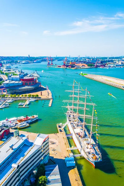 İsveç 'te bir rıhtımda demirleyen gemilerin havadan görüntüsü.