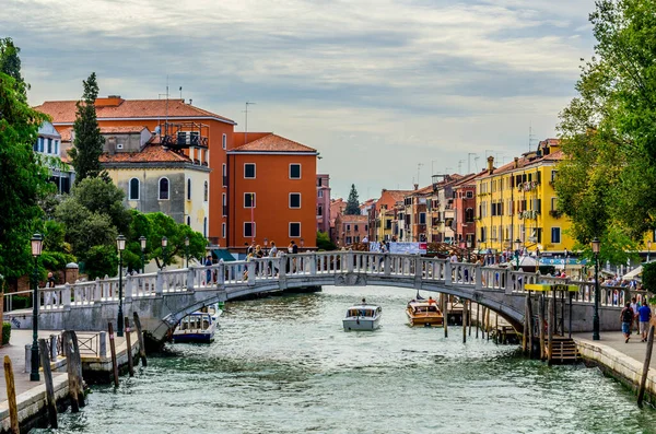View Minor Channel Few Boats Swinging Ripples Venice Italy — Stockfoto