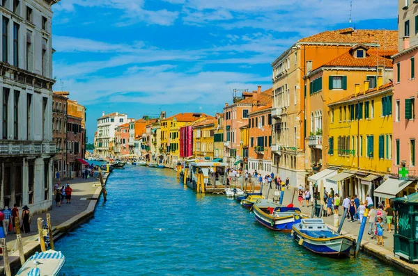 Vista Canal Menor Con Pocos Barcos Balanceándose Sobre Ondulaciones Venecia — Foto de Stock