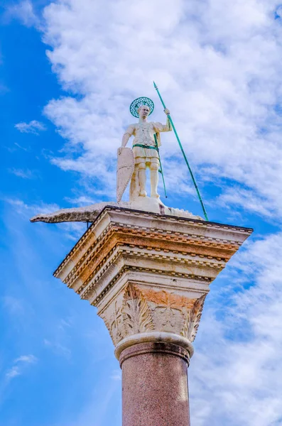 Socha Svatého Theodora Vrcholu Západní Věže Piazzetta San Marco Benátky — Stock fotografie