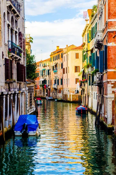 View Narrow Channel Situated Tall Houses Italian City Venice — Zdjęcie stockowe