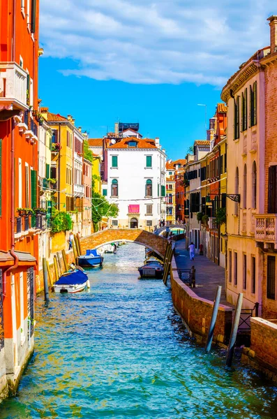 İtalya 'nın Venedik kentindeki Guidecca Kanalı' na açılan parlak güneşli bir günde küçük bir kanal görüntüsü