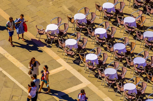 Venedik 'teki San Marco Meydanı' nda yürüyen insanların hava görüntüsü.