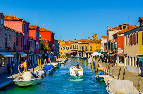 Θέα Ενός Καναλιού Στο Νησί Murano Στην Ιταλία Οποίο Περιβάλλεται — Φωτογραφία Αρχείου