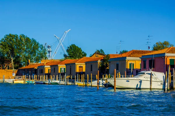 İtalya 'nın Venedik kentindeki yerleşim yerlerinin önünde küçük bir rıhtım manzarası