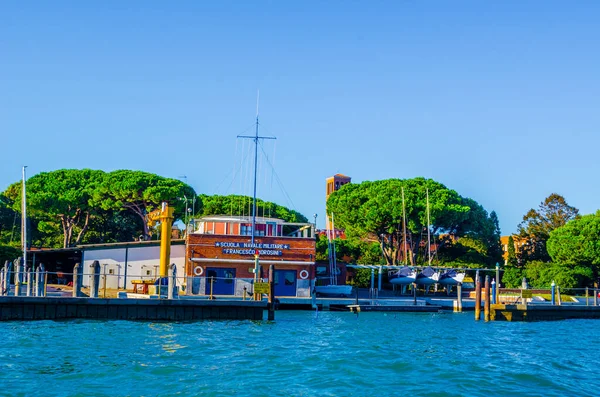 Fransız Donanma Okulu Franceco Morosini 'ye ait teknesi olan bir iskele manzarası.