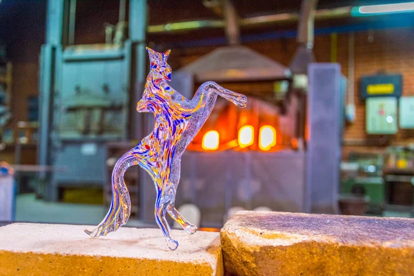 Murano, İtalya 'da bir fabrikada soğuyan Murano camdan yapılmış at heykeli.