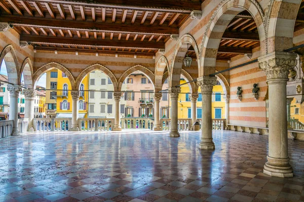 意大利自由广场旁边的洛吉亚 利奥内洛拱廊景观 — 图库照片