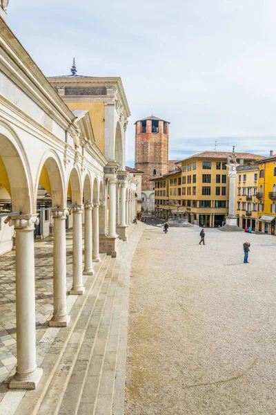 İnsanlar Udine, İtalya 'nın tarihi merkezindeki Della liberta meydanında geziniyorlar.