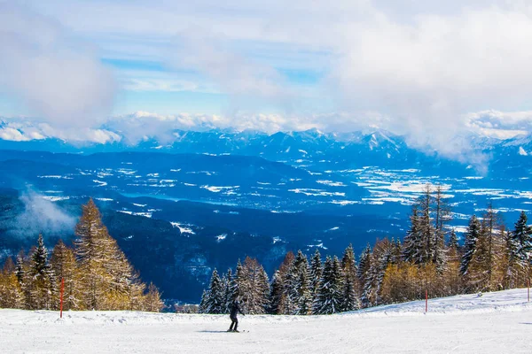 Ossiach Gölü 'nün havadan görünüşü - Avustralya yakınlarındaki Gerlitzen Dağı' ndan ossiachersee.