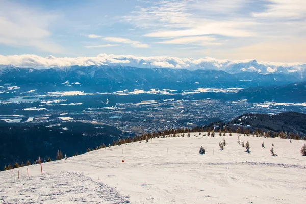 Köyün yakınındaki Gerlitzen dağından gelen karla kaplı dolomitlerin görüntüsü.