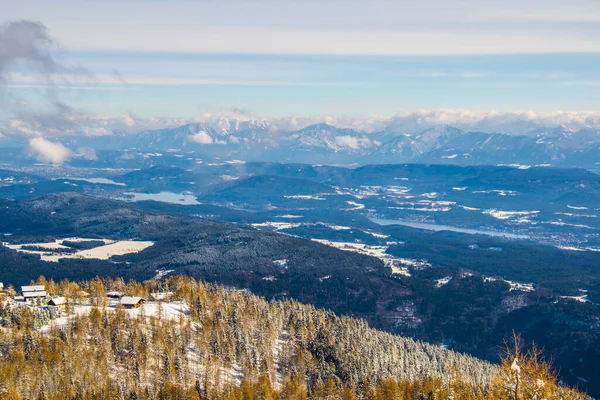 Pohled Dolomity Pokryté Sněhem Pohoří Gerlitzen Blízkosti Vesnice — Stock fotografie