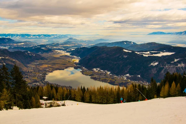 Vista Aérea Lago Ossiach Ossiachersee Montanha Gerlitzen Perto Villach Áustria — Fotografia de Stock