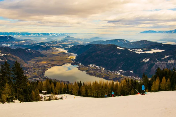 Vista Aérea Lago Ossiach Ossiachersee Montanha Gerlitzen Perto Villach Áustria — Fotografia de Stock