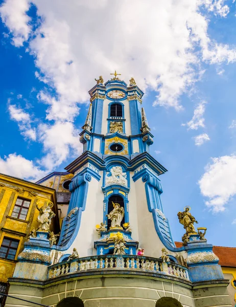 Avusturya 'nın Aşağı kesiminde yer alan UNESCO Dünya Mirası Alanı Vachau Vadisi' ndeki Tuna Nehri kıyısındaki ortaçağ kenti Durnstein.