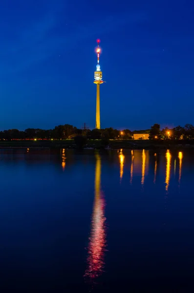 Donauturm Στη Βιέννη Αντανακλώντας Τον Ποταμό Danube Κατά Διάρκεια Της — Φωτογραφία Αρχείου