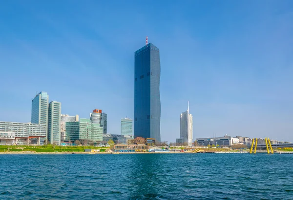 VİC, BM karargahı ve Avusturya 'nın Viyana kentinde bar ve restoranlarla dolu nehir kenarındaki bir gezinti alanı da dahil olmak üzere UNO şehir kompleksinin manzarası.