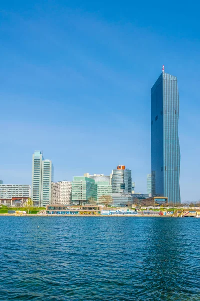 VİC, BM karargahı ve Avusturya 'nın Viyana kentinde bar ve restoranlarla dolu nehir kenarındaki bir gezinti alanı da dahil olmak üzere UNO şehir kompleksinin manzarası.