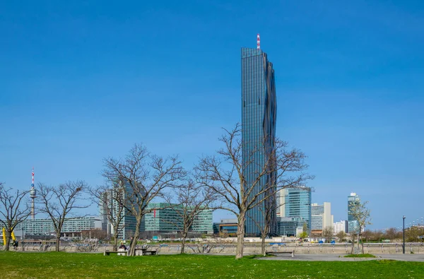 Viyana, Avusturya 'da DC Tower 1 ile Tuna manzarası.