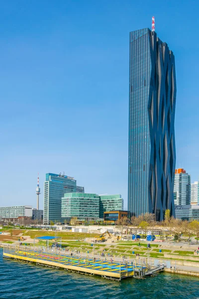 Viyana, Avusturya 'da DC Tower 1 ile Tuna manzarası.