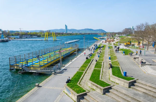 Viyana 'da Viyana yakınlarındaki Tuna Nehri' nin manzarası. Kıyının bu kısmı bar ve restoranlarla doludur ve özellikle yaz aylarında popülerdir..