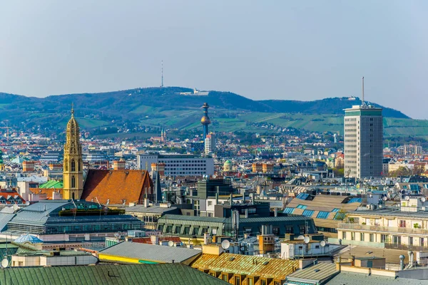Spittelau bölge ısıtma tesisi ve Kahlenberg tepesi de dahil olmak üzere Viyana 'nın hava manzarası.