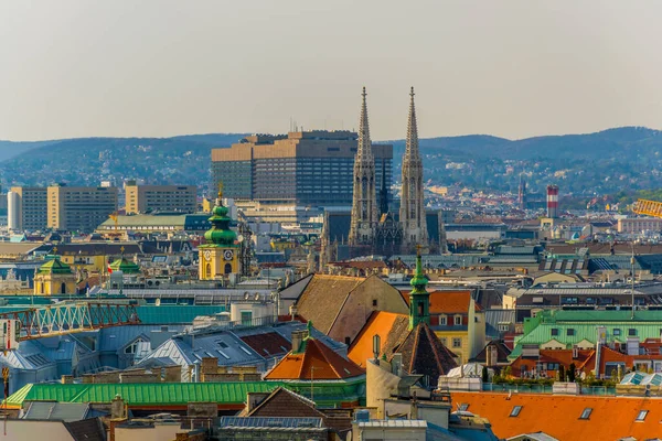 Votivkirche Kilisesi ve Kahlenberg Tepesi de dahil olmak üzere Viyana 'nın havadan görünüşü.