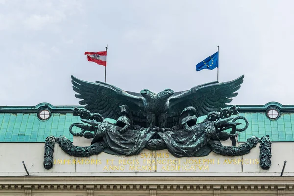 Bronzová Socha Dvouhlavého Orla Střeše Bývalé Budovy Rakouského Ministerstva Obrany — Stock fotografie