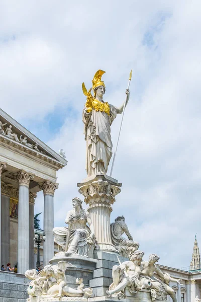 Avusturya 'nın Viyana kentindeki parlamento binasının önündeki Pallas Athena heykelinin görüntüsü.
