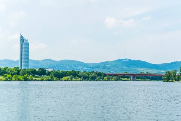 Milleniumtornet Vid Donau Med Kahlenbergskullen Bakom Sig Wien Österrike — Stockfoto