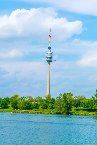 Άποψη Του Πύργου Donauturm Που Βρίσκεται Κοντά Στον Ποταμό Danube — Φωτογραφία Αρχείου