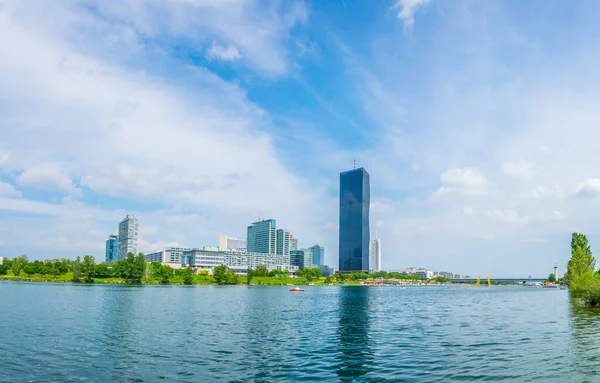 Utsikt Över Uno Stadskomplex Inklusive Vic Donauturm Högkvarter Och Strandpromenad — Stockfoto