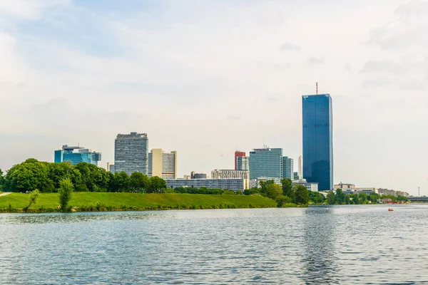 VİC, Donauturm, BM karargahı ve Viyana, Avusturya 'daki barlar ve restoranlarla dolu nehir kenarındaki bir gezinti alanı da dahil olmak üzere UNO şehir kompleksinin manzarası.