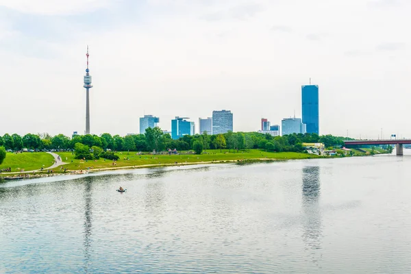 View Uno City Complex Including Vic Donauturm Headquarters Riverside Promenade — Stockfoto