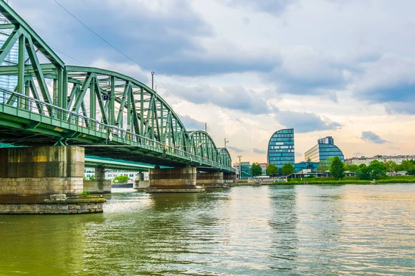 Avusturya, Tuna üzerinde Viyana 'nın Handelskai ilçesi manzarası.
