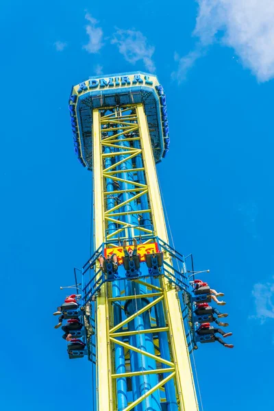 Avusturya, Viyana 'daki Prater Lunaparkı' nın içinde havada yükselen insanların detayları..