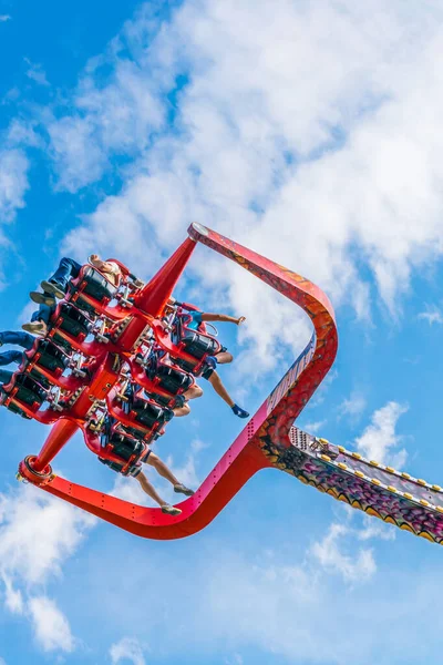 Avusturya, Viyana 'daki Prater Lunaparkı' nın içinde havada yükselen insanların detayları..