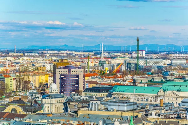 Gururlu Viyana 'nın havadan görünüşü ve stephansdom katedralinin tepesinden riesenrad dönme dolabı..