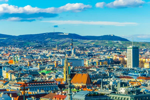Spittelau bölge ısıtma tesisi ve Kahlenberg tepesi de dahil olmak üzere Viyana 'nın hava manzarası.