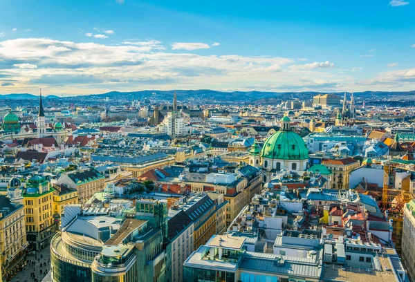 Viyana 'nın havadan görünüşü, belediye binası kulesi, votivkirche ve stephansdom katedralindeki peterskirche kiliseleri..