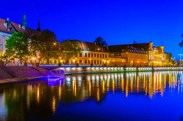 Odra, Wroclaw, Polan 'ın nehir kenarının gün batımı manzarası
