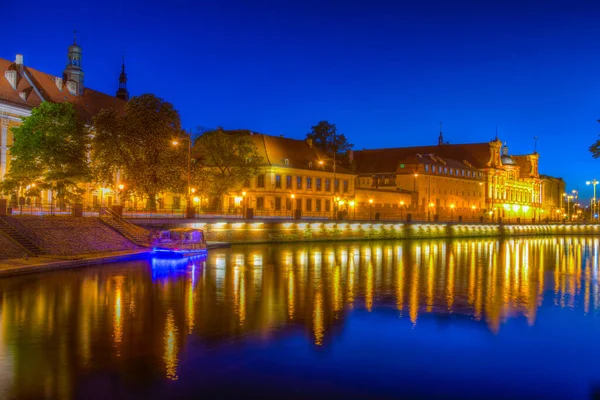 Odra, Wroclaw, Polan 'ın nehir kenarının gün batımı manzarası