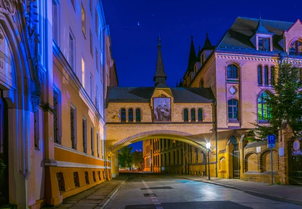 波兰市弗罗茨拉夫老城的一条街道上的拱门 — 图库照片