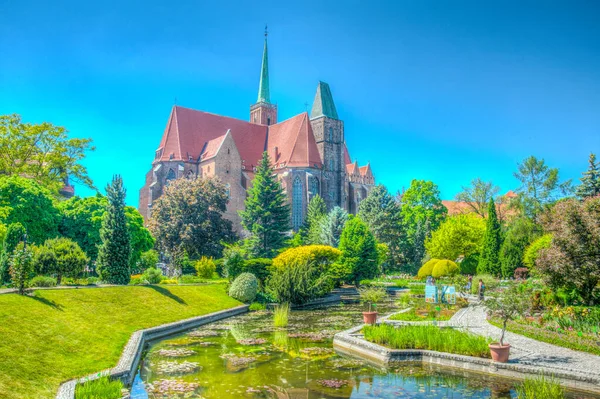 Kutsal Haç Kilisesi ve St. Bartholomew Wroclaw, Polan 'daki üniversite botanik bahçesinden izlendi.