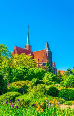 Kutsal Haç Kilisesi ve St. Bartholomew Wroclaw, Polan 'daki üniversite botanik bahçesinden izlendi.