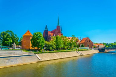 Aziz Marcin Kilisesi, Kutsal Haç Kilisesi ve Aziz Bartholomew Kilisesi ve Papa 2. John Paul 'un Wroclaw, Polan' daki heykeli.