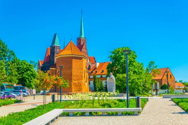 Aziz Marcin Kilisesi ve Papa 2. John Paul 'un Wroclaw, Polan' daki heykeli