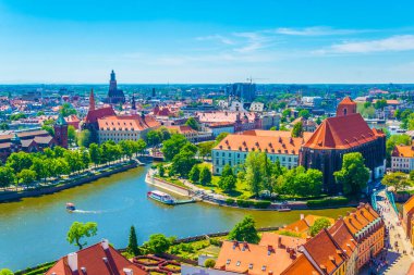 Kum Leydimiz Polan 'ın kilisesiyle Wroclaw' ın havadan görünüşü