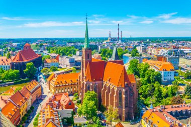 Kutsal Haç 'ın ve Aziz Bartholomew' un kilisesinin kilisesiyle Wroclaw 'ın havadan görünüşü.